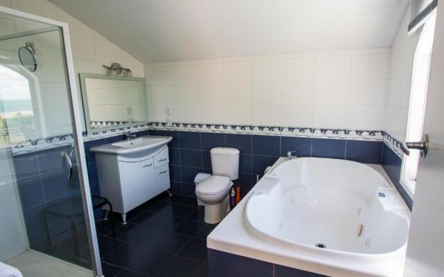 La Casa Al Mare - Golden Bay Beach House