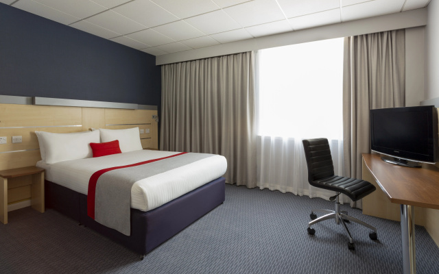 Holiday Inn Express - Edinburgh City Centre by IHG - Image 4