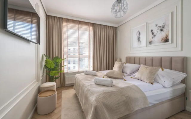 Horizon 170 Deluxe by Grand Apartments