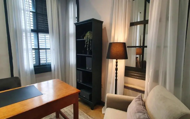 Phaedrus Living: Cozy Down Town House Aischylou