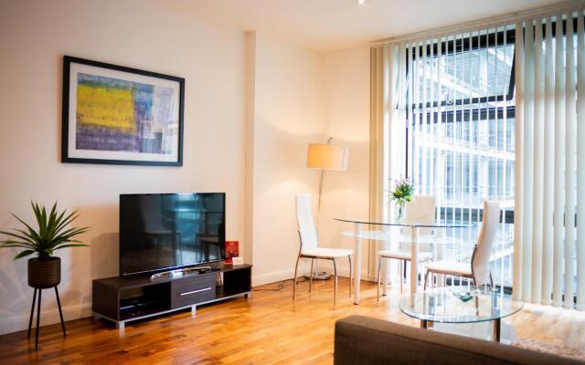 One Bed Apartment in South Quay, Canary Wharf