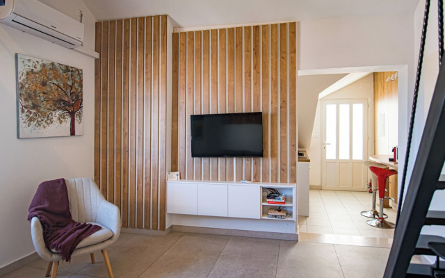 Adriatic Gallery Apartment by DuHomes