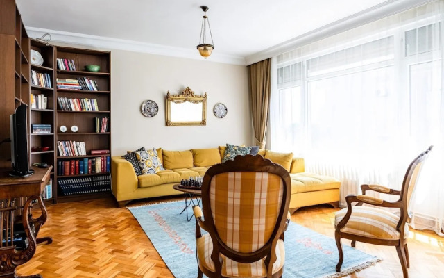 Spacious Flat w Balcony 3 min to Kadikoy Square