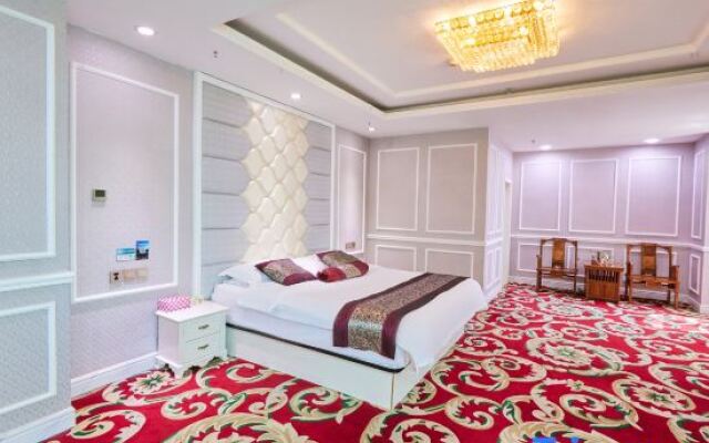 Chicheng Hongyuan Business Club (Chicheng Bus Station)