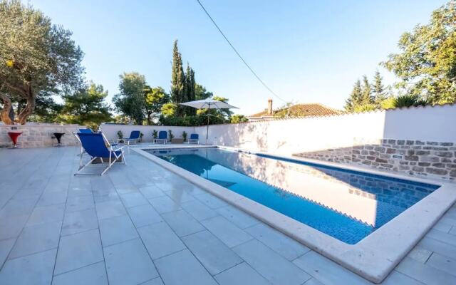 Lili-with Pool Near the sea - H