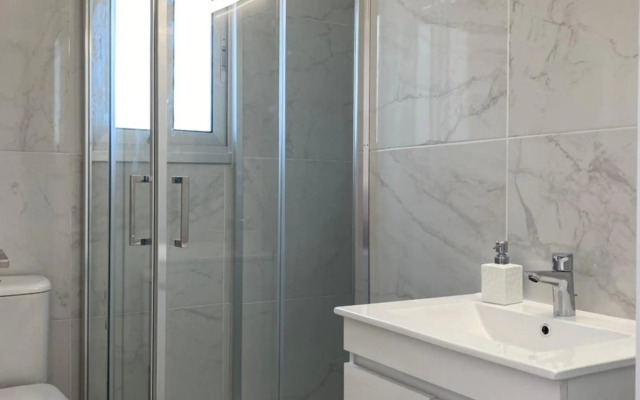 Renovated modern 1-bedroom apartment with view