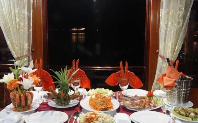 Seawind Charter Cruise Halong