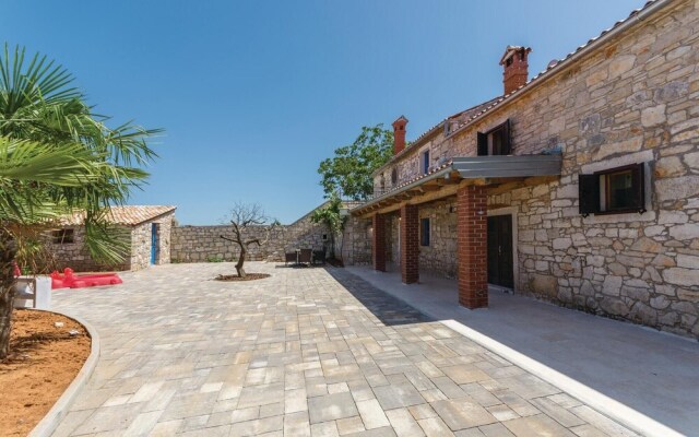 Stunning Home in Mihelici With Wifi and 3 Bedrooms