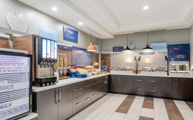 Holiday Inn Express Hotel & Suites Ottawa Airport by IHG