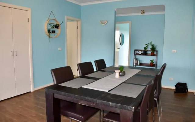 3 Bedroom Getaway in Trendy Thornbury