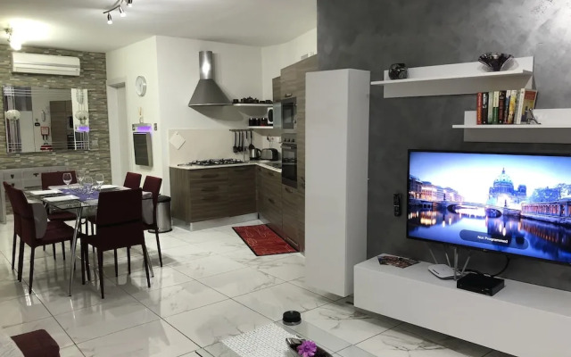 Sea View 2 Bed Apartment Close to Beach