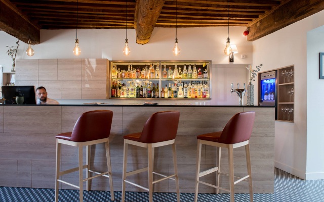 Logis Hôtel Tante Yvonne & son Restaurant semi-gastronomique Lyon Nord