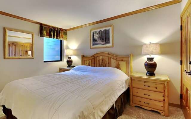 Slopeside Four Bedroom Homes at 1849 Condos - Free Wifi & Parking!