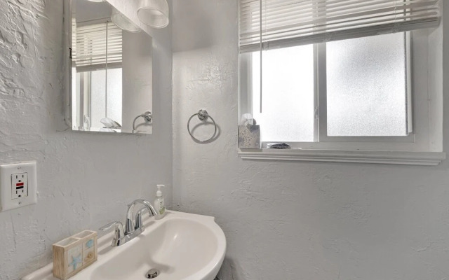 Sunset Stays by the Beach & Caddy's