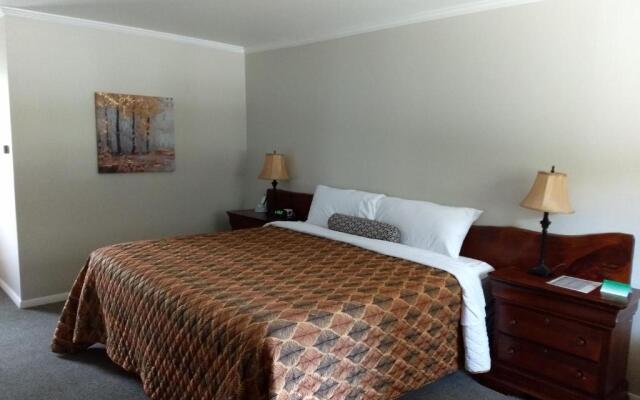 The Lodge At West River