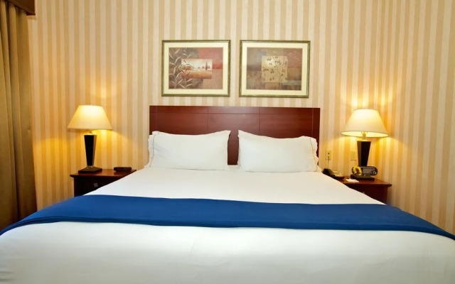 Holiday Inn Express & Suites Lathrop