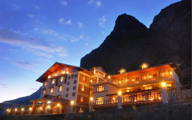 Yarlam Resort
