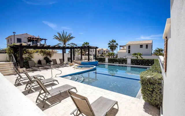 Family Home Private Garden and Jacuzzi