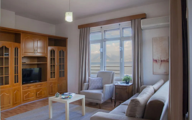 Aheste_simple Sea View Flat in Lovely Old Town