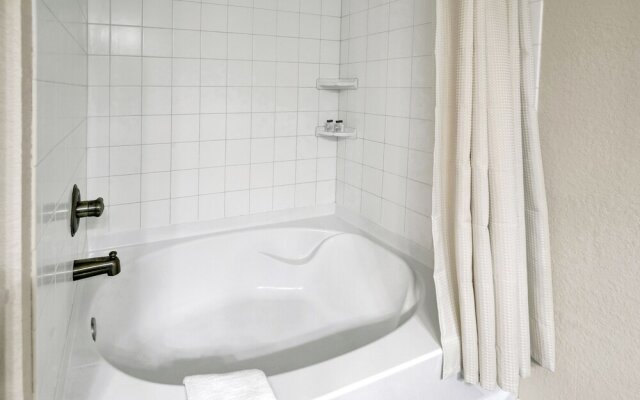 Cozi Cottage With Hot Tub! - 2 Min to Wineries!
