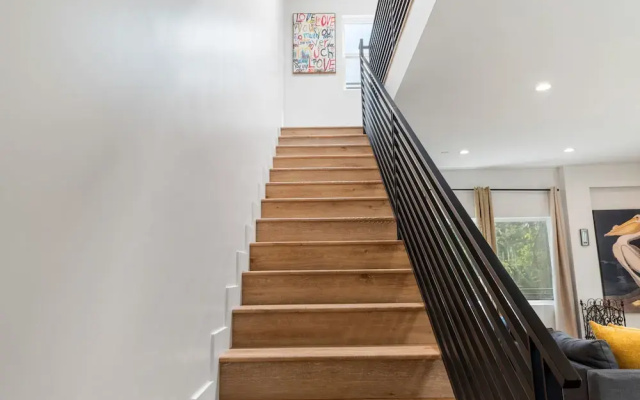 Stylish Sherman Oaks Townhouse W/ 3 Master Suites
