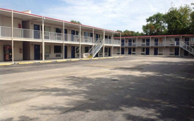 OYO Hotel Petersburg VA I-95 & E Washington St