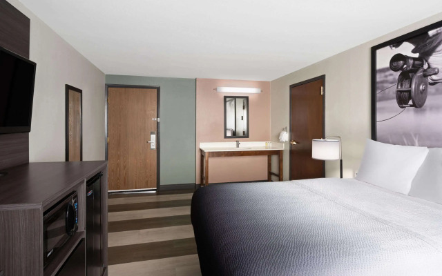 Super 8 by Wyndham Conrad