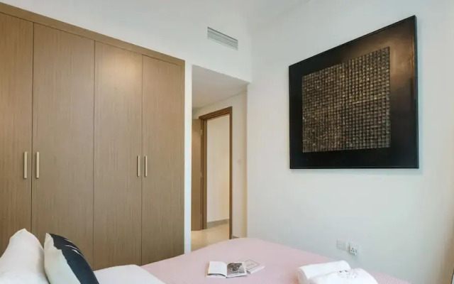 1BR Apt Near Downtown Dubai Pool Skyline Views