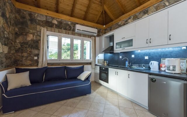 Home Love, stone house by the pool near the sea