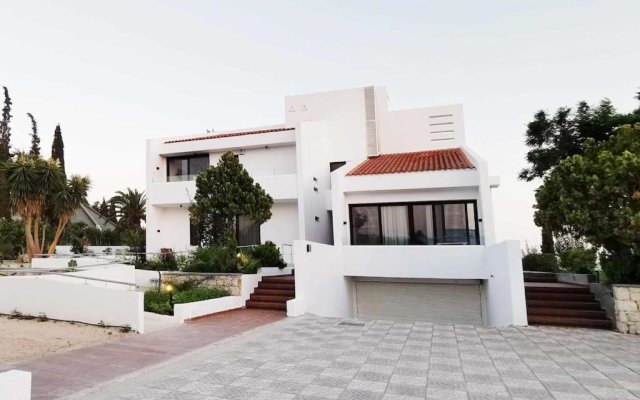 Maison A Rhodes with 66m2 heated pool