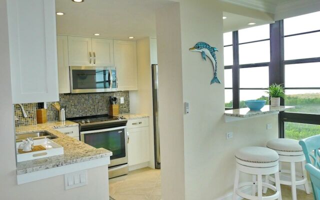 Beachfront Condo With Pool and Dazzling Ocean View