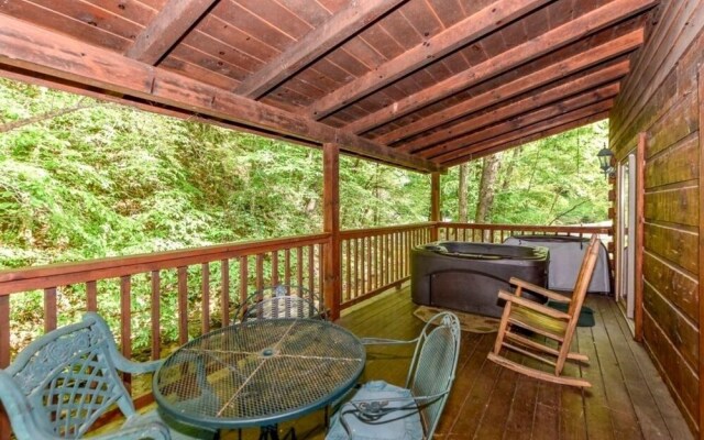 Creekside 2 Bedroom Cabin by RedAwning