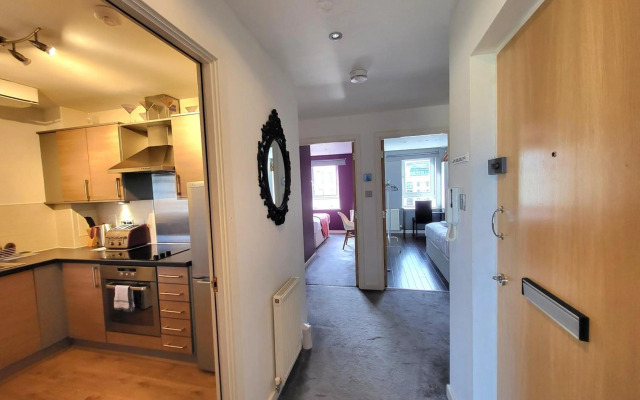 4 Separate Beds, Sleeps 6, Beautiful 2 bed Apt