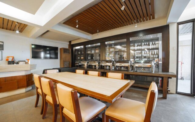 RedDoorz Plus near Naia Expressway