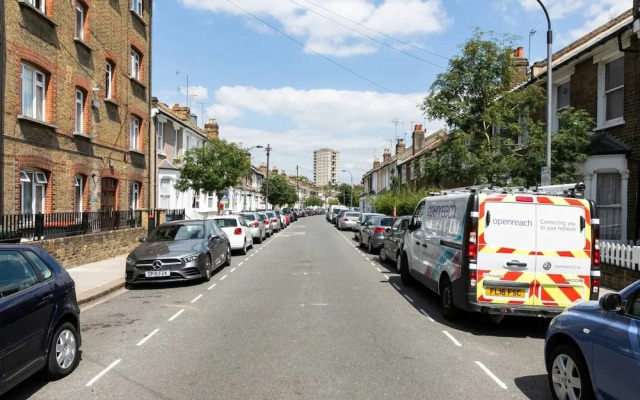 Modern Spacious Home In Well Connected Hammersmith