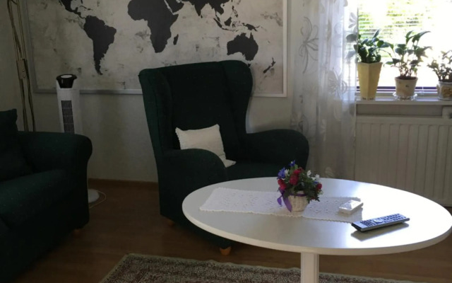 Tilava talo lähellä keskustaa