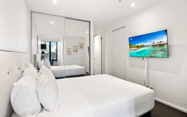 Stylish Southbank 2-bed Flat w/ Balcony – Guest Rooms – Melbourne