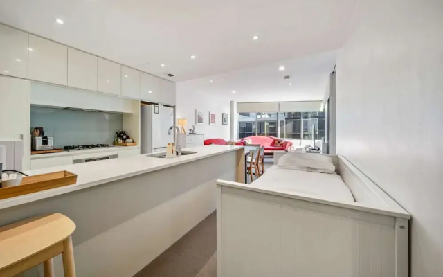 Canberra Lakefront 2-bed With Pool,