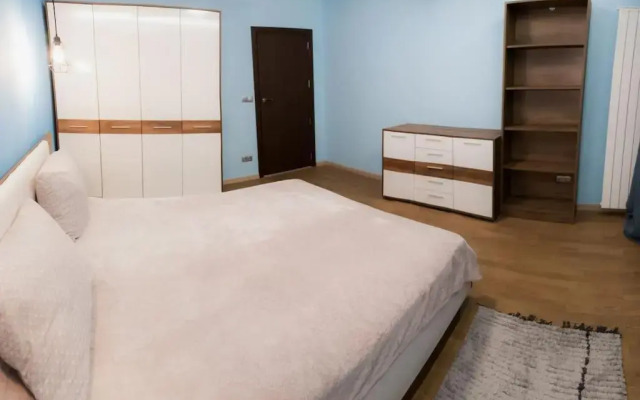 Very Spacious & Modern 2Bed near Airport & Centre