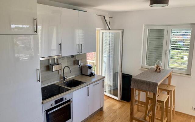 Comfort 1-Bedroom Apartment with Pool & Sea view