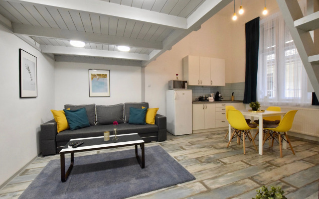 Robinia Apartment