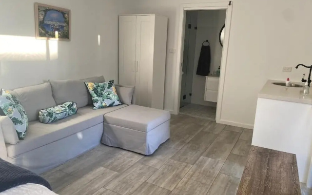 Golf Course & Beach Stay Self-contained Guest House – Guest Rooms – Nelson Bay
