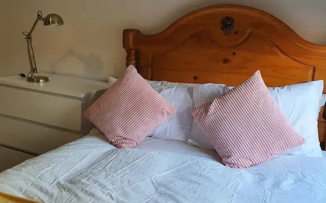 Room in Guest Room - Nice Large Room in Coventry