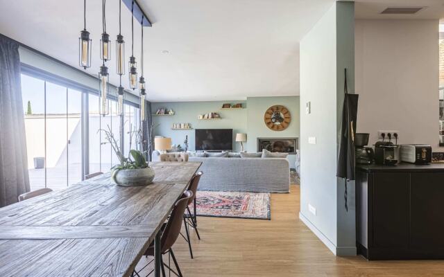 Stunning Home with Private Pool and Patio by GuestReady