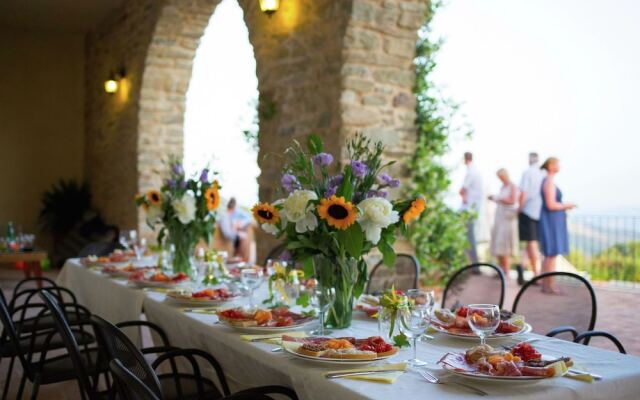 Lovely Villa in Tuoro sul Trasimeno with Pool