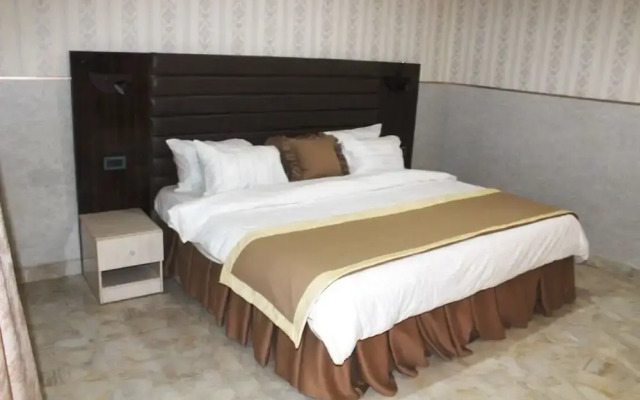 Candellux Imperial Hotel and Suites