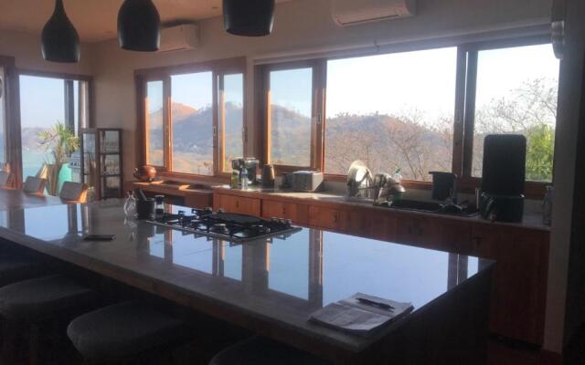 Paradise Garage Komodo Villa