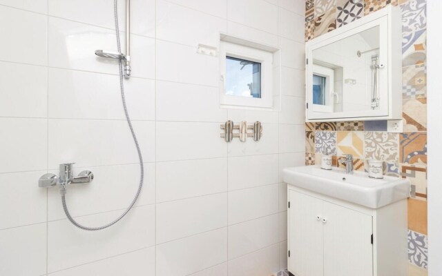 Awesome Home in Zdrelac With Wifi and 4 Bedrooms