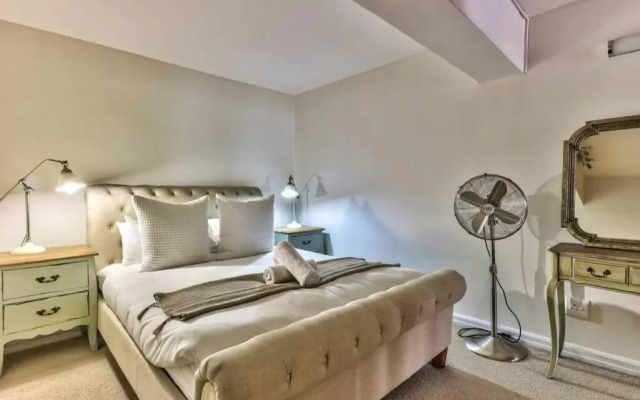 Couples Retreat, Bar, Library, 24 hour Security