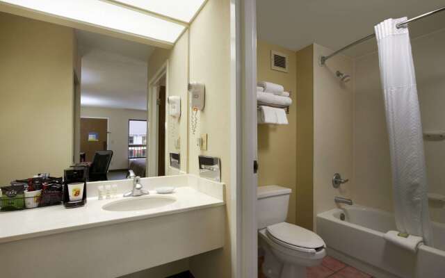 Super 8 by Wyndham Calhoun